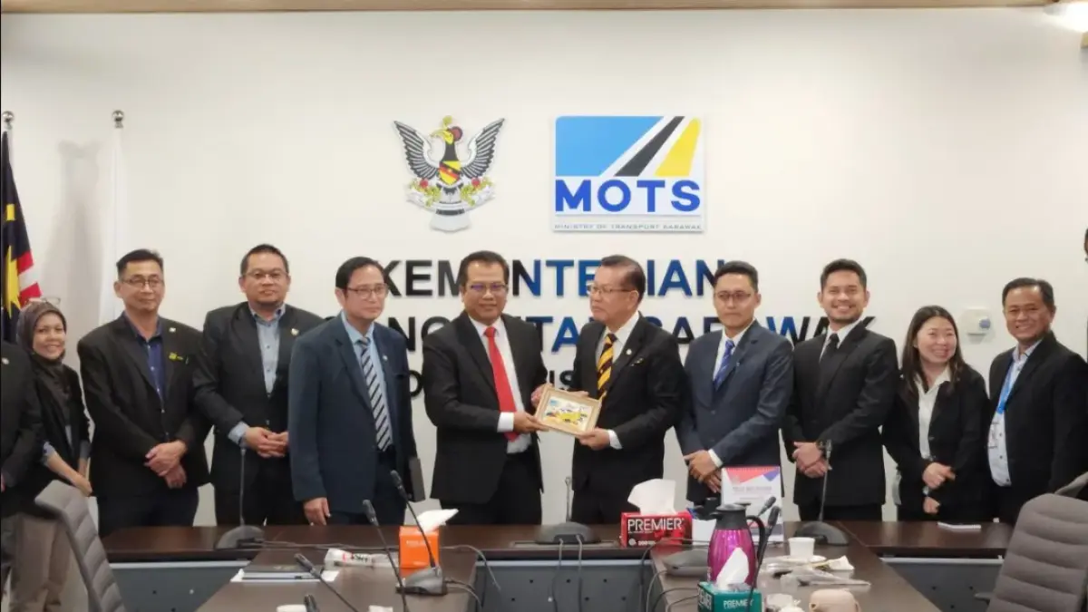 Menteri Transportasi Sarawak Dato Sri Lee Kim Shin saat menerima Konsul Jenderal RI Kuching Abdullah Zulkifli (tengah), di Sarawak, Senin (13/7/2026). (ANTARA/HO-KJRI Kuching)