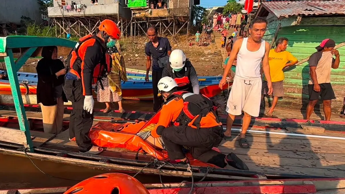 Penemuan jenazah seorang perempuan yang diduga tenggelam di perairan Sungai Kapuas, Dusun Meliau Hilir, Desa Meliau Hilir, Kecamatan Meliau, Kabupaten Sanggau.(13/7) (ISTIMEWA)&nbsp;