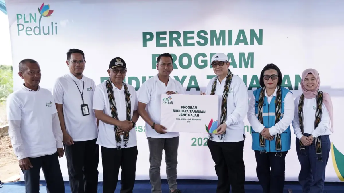 Komisaris Independen PT PLN (Persero) Prof. Dr. K.H. Ali Masykur Musa (ketiga dari kanan), menyerahkan secara langsung bantuan Program Budidaya Tanaman Jahe Gajah, kepada Pembina Kelompok Tani Siung Mas, Miftahul Akhyar (keempat dari kanan) yang disaksikan langsung oleh Wakil Bupati Mempawah H. Juli Suryadi Burdadi (ketiga dari kiri), General Manager PT PLN (Persero) UID Kalimantan Barat Maria G.I. Gunawan (kedua dari kanan), dan VP TJSL PT PLN (Persero), Prima R. Ardhanie (pertama dari kanan), Manager UP3 Mempawah, Abdul Azis. P (kedua dari kiri), dan Ketua Kelompok Tani Siung Mas, Muzakky (pertama dari kiri).