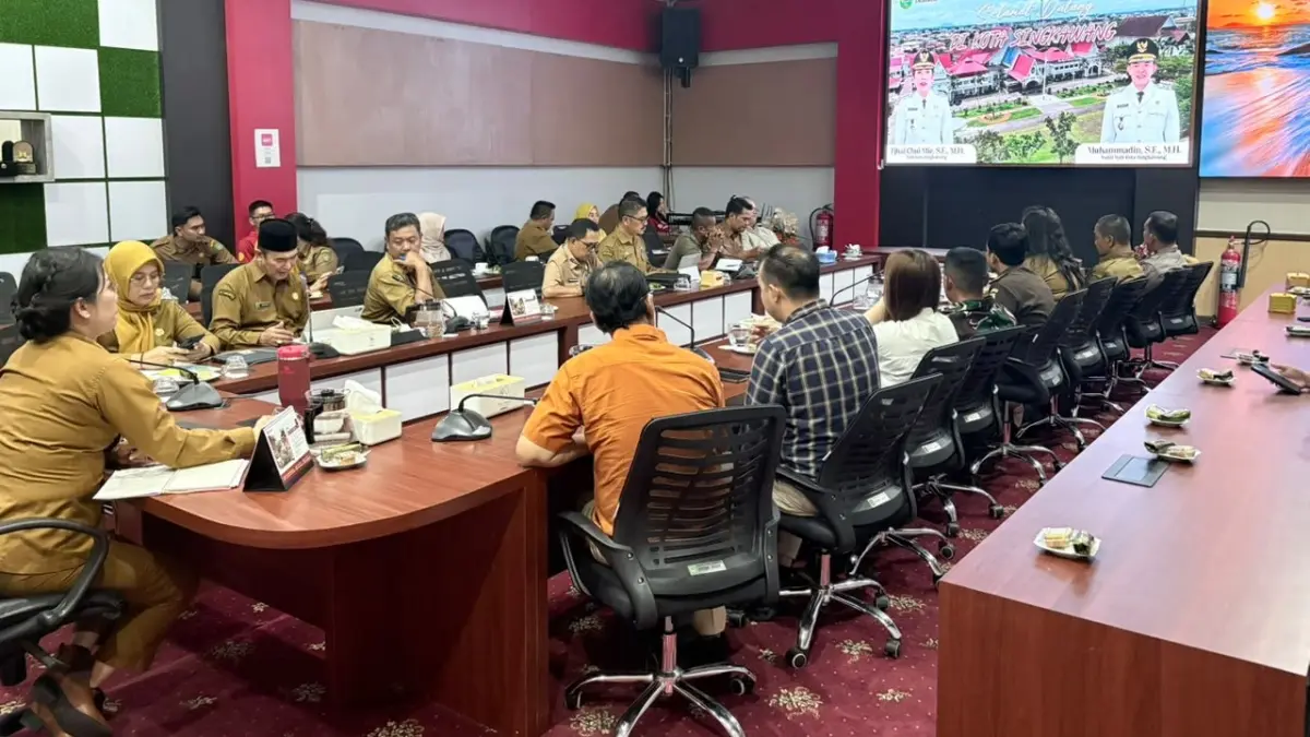 RAPAT PERSIAPAN: Pemerintah Kota Singkawang bersama Forkopimda mematangkan pelaksanaan Soekarno Run 2026 yang ditargetkan diikuti sekitar 3.000 peserta. Kegiatan ini disiapkan sebagai ajang olahraga sekaligus penggerak UMKM lokal.