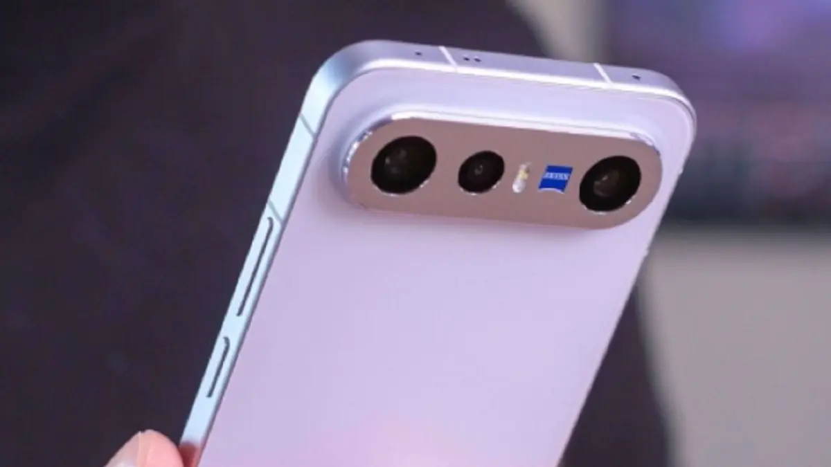 Render Vivo X300e memperlihatkan modul kamera Zeiss dan desain tipis dengan baterai berkapasitas besar. (Dok. Vivo)