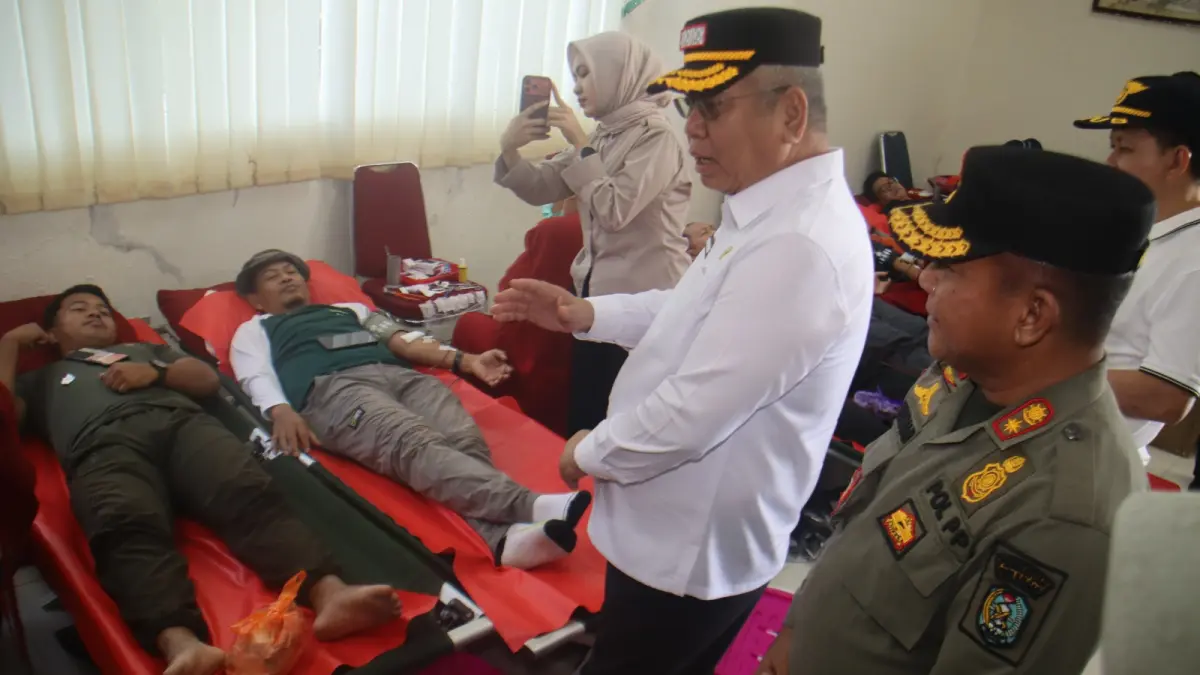 Sekda Kalbar Harisson saat menyaksikan masyarakat yang mendonorkan darah saat kegiatan Gerakan Indonesia ASRI (Aman, Sehat, Resik, dan Indah) di halaman Masjid Raya Mujahidin. (Adpim Pemprov Kalbar)