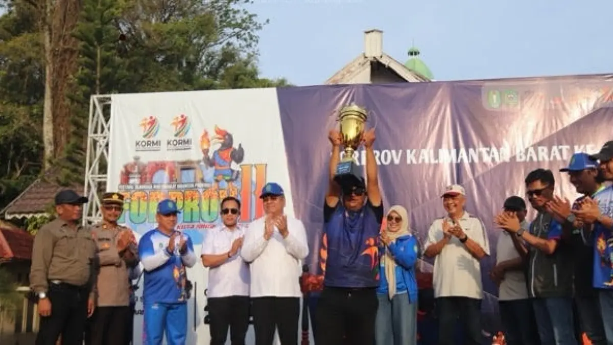 Sekretaris Daerah Provinsi Kalbar, Harisson, didampingi Sekretaris Daerah Kota Singkawang, Dwi Yanti, menutup secara resmi Forprov II Kalbar di Halaman Mess Daerah Kota Singkawang, Minggu (12/7).