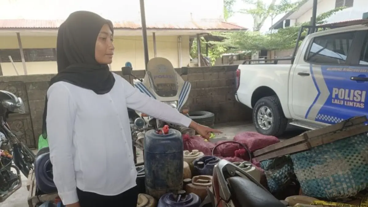 Anggota Polres Pontianak menunjukkan barang bukti pertalite yang di sita dari hasil praktik penimbunan bahan bakar minyak (BBM) bersubsidi jenis Pertalite dengan mengamankan sekitar 500 liter BBM di kawasan SPBU Bundaran Kota Baru, Pontianak (14/7) (Antara/Humas Polres)