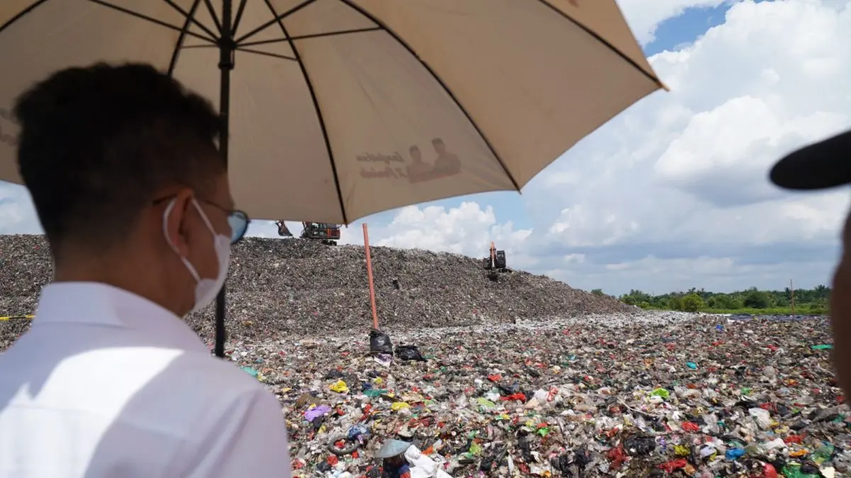 TINJAU: Wali Kota Pontianak Edi Rusdi Kamtono saat meninjau tumpukan sampah di TPA Batulayang Pontianak Utara. (ANTARA/Prokopim)