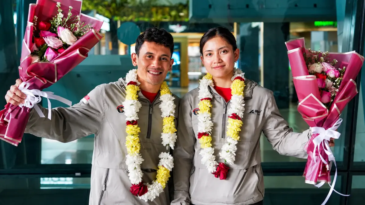 Atlet panjat tebing Indonesia Desa Made Rita Kusuma Dewi (kanan) dan Veddriq Leonardo (kiri) yang meriah emas dalam ajang World Climbing Series Chamonix 2026 berfoto saat tiba di Bandara Soekarno-Hatta, Tangerang, Banten, Selasa (14/72026). (Foto Kemenpora RI)