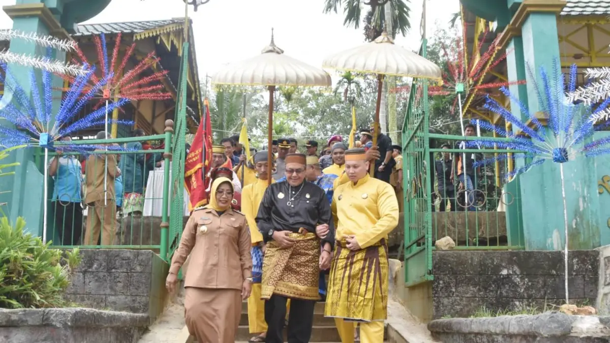 ZIARAH : Raja Mardan bersama Bupati Mempawah usai melaksanakan ziarah ke Makam Opu Daeng Menambon (DOK PONTIANAK POST) 