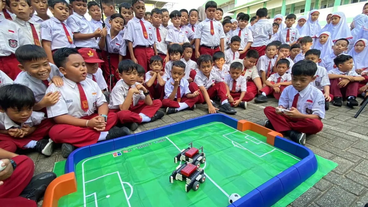500 siswa SD Mujahidin Pontianak menyaksikan demonstrasi teknologi dari Robotiku Pontianak (ISTIMEWA)