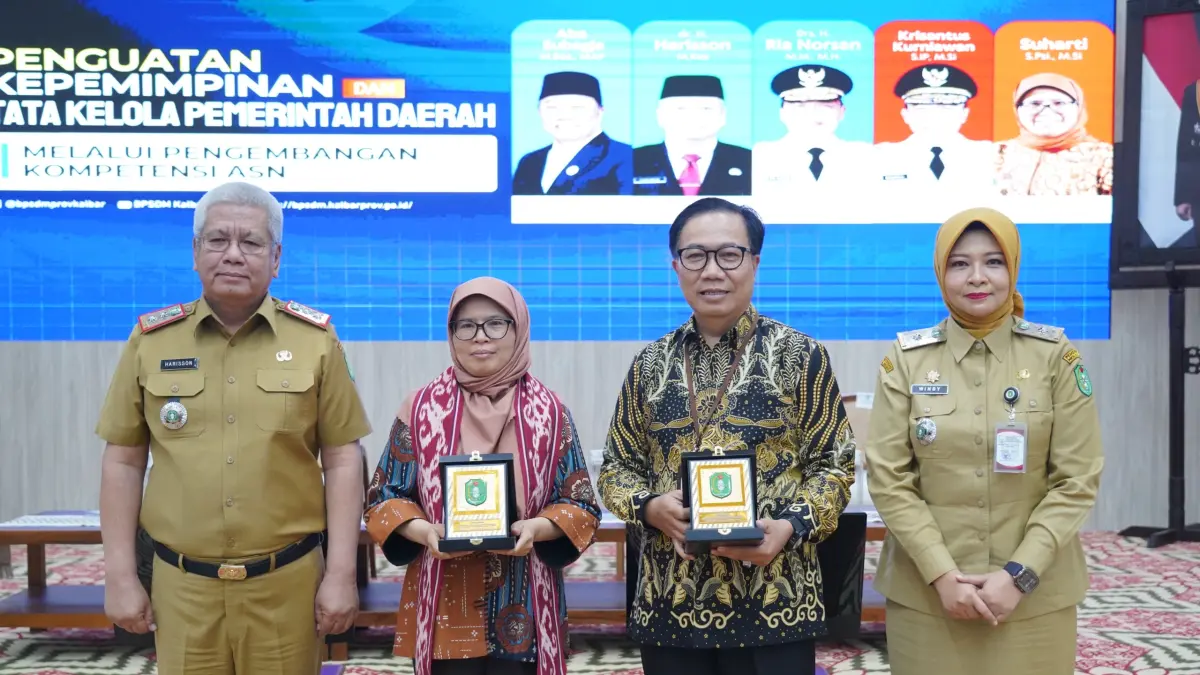 Sekda Kalbar, Harisson didampingi Kepala BPSDM Kalbar, Windy Prihastari menyerahkan cenderamata kepada Deputi Bidang SDM Aparatur Kemen-PANRB, Aba Subagja dan Deputi Bidang Pengembangan dan Pembinaan SDM LKPP, Suharti, Selasa (14/7). (BPSDM KALBAR FOR PONTIANAK POST)