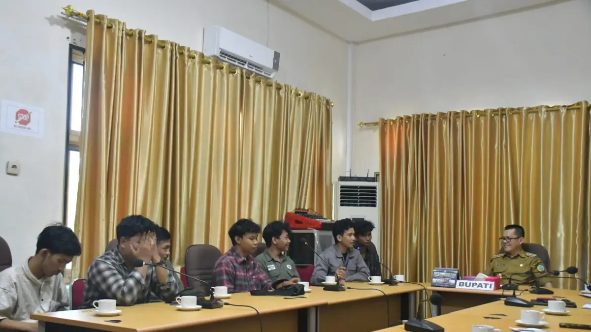 Audiensi Himpunan Mahasiswa Kayong Utara (HIMAKATRA) yang diterima langsung oleh Bupati Kayong Utara, Romi Wijaya, di Ruang Rapat Kantor Bupati, Sukadana, Senin (13/7). 


