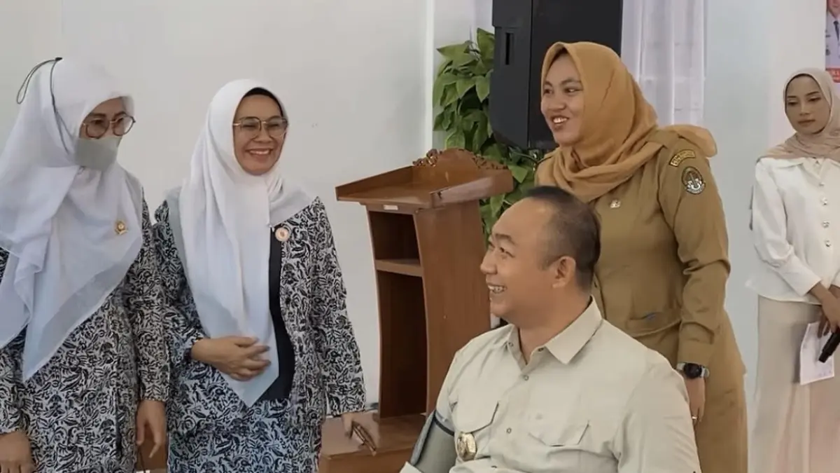 Bupati Ketapang, Alexander Wilyo, mengecek tensi darah sebelum melakukan donor darah, kemarin (13/7). (ISTIMEWA)