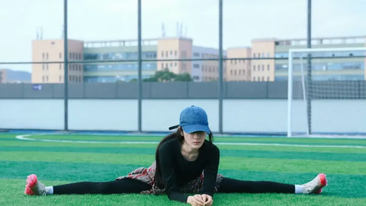 Dilraba Dilmurat saat menjalani latihan untuk Film Kung Fu Soccer. (Weibo) 