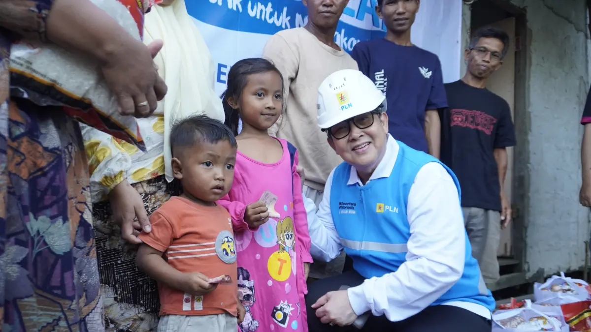 Suasana penuh kehangatan dan kebahagiaan mewarnai kebersamaan Komisaris Independen PT PLN (Persero), Prof. Dr. K.H. Ali Masykur Musa, S.H., M.Si., M.Hum., bersama anak-anak di Desa Wajok Hilir, Kecamatan Jongkat, Kabupaten Mempawah, sesaat setelah menyerahkan tujuh paket sembako kepada masyarakat penerima manfaat.