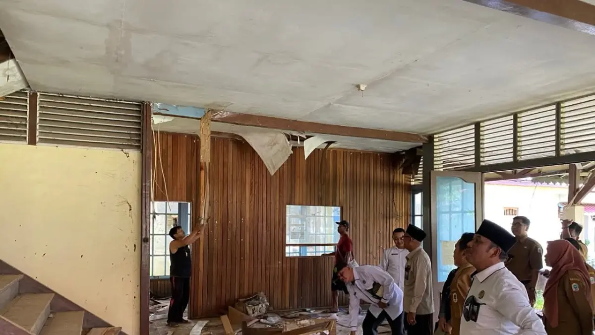 Gedung Korpri Putussibau mulai dilakukan pembongkaran untuk dibangun Kantor Kemenhaj Kapuas Hulu. (ISTIMEWA)