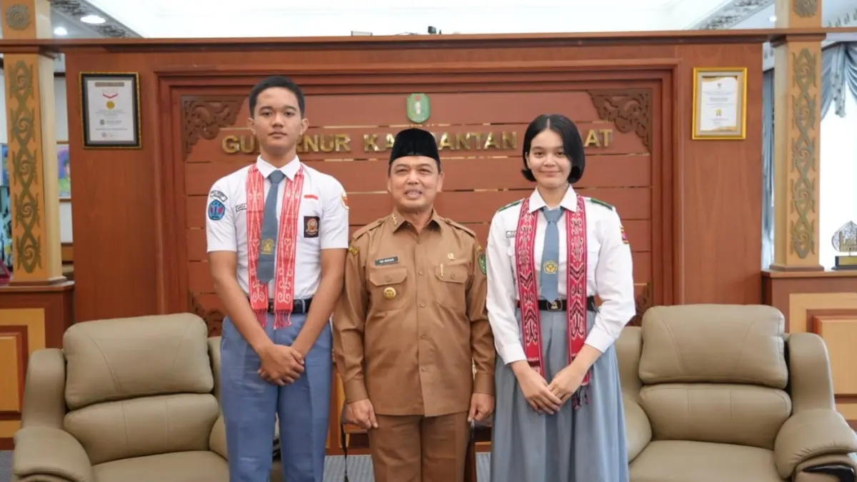 Gubernur Ria Norsan berfoto bersama dengan dua orang pelajar yang masuk menjadi Calon Pasukan Pengibar Bendera Pusaka (Paskibraka) Tingkat Nasional Tahun 2026. (Adpim Pemprov Kalbar)