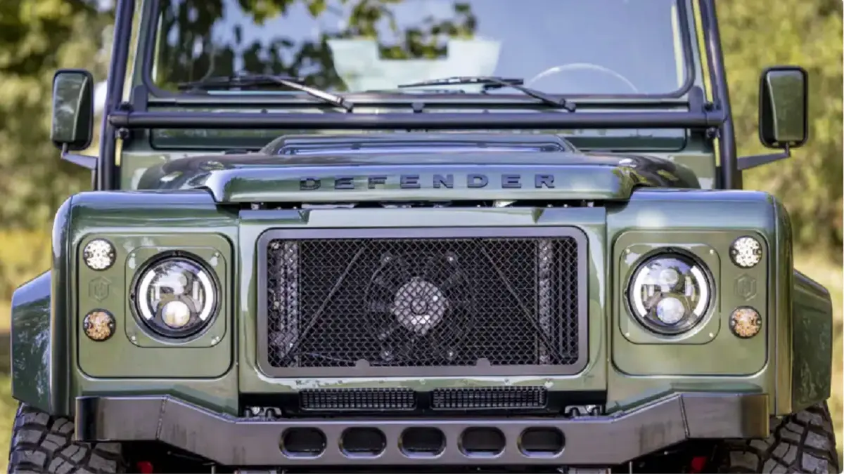 Helderburg Lange merupakan Land Rover Defender klasik yang direkayasa ulang dengan tetap mempertahankan mesin diesel aslinya. (CARSCOOPS)