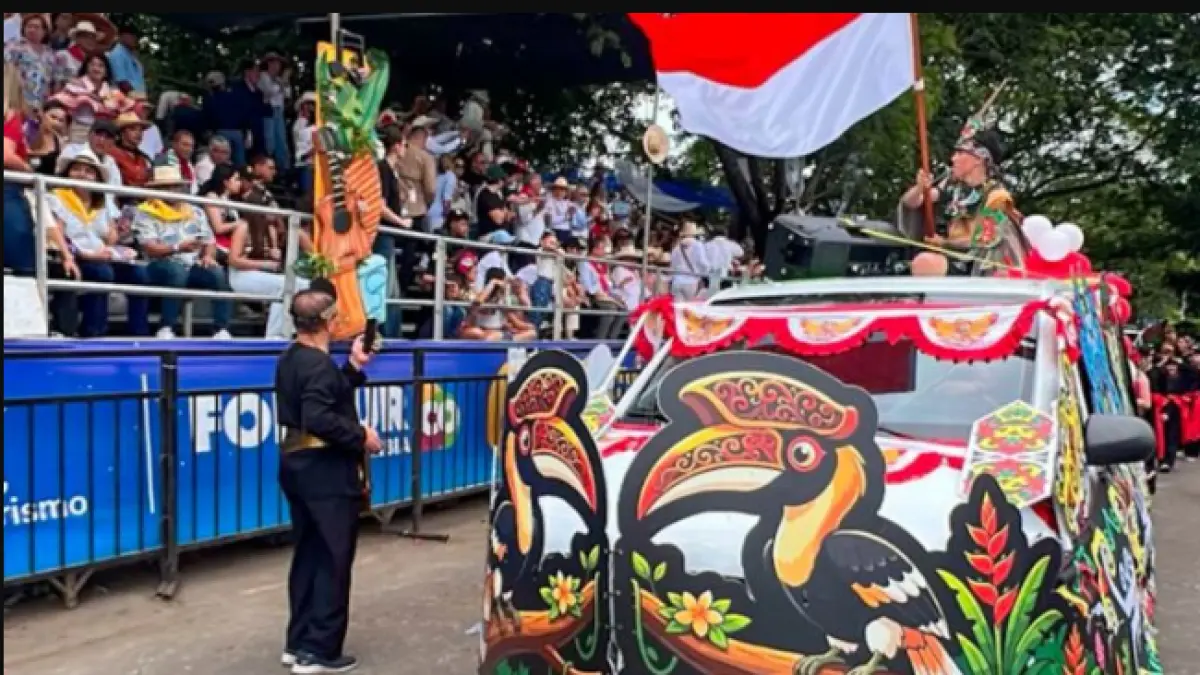 Mobil karnaval delegasi KBRI Bogota dihiasi motif burung enggang dan ukiran Dayak sebagai representasi budaya Kalimantan saat mengikuti Festival Bambuco ke-65 di Kota Neiva, Huila, Kolombia. Indonesia menjadi satu-satunya negara asing yang diundang dalam festival budaya tersebut. ANTARA/HO-KBRI Bogota.