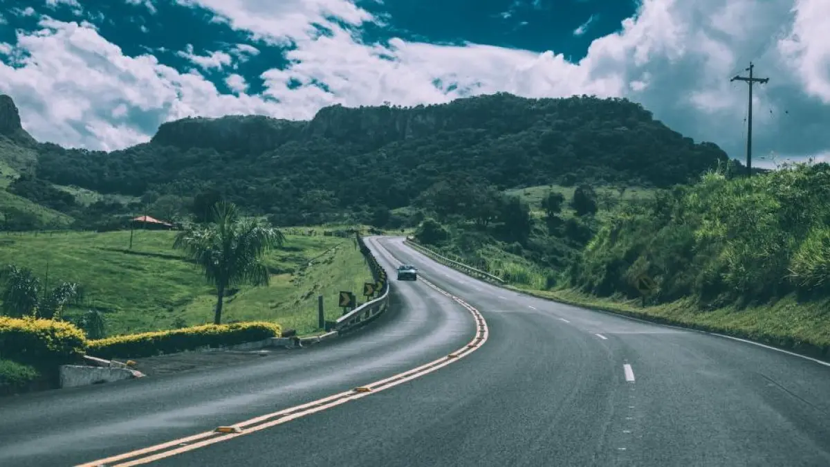 Ilustrasi pembangunan jalan tol. Banggar DPR RI kembali mendorong pembangunan Jalan Tol Pontianak–Singkawang sebagai akses strategis menuju Pelabuhan Kijing untuk memperkuat konektivitas dan menekan biaya logistik di Kalimantan Barat.