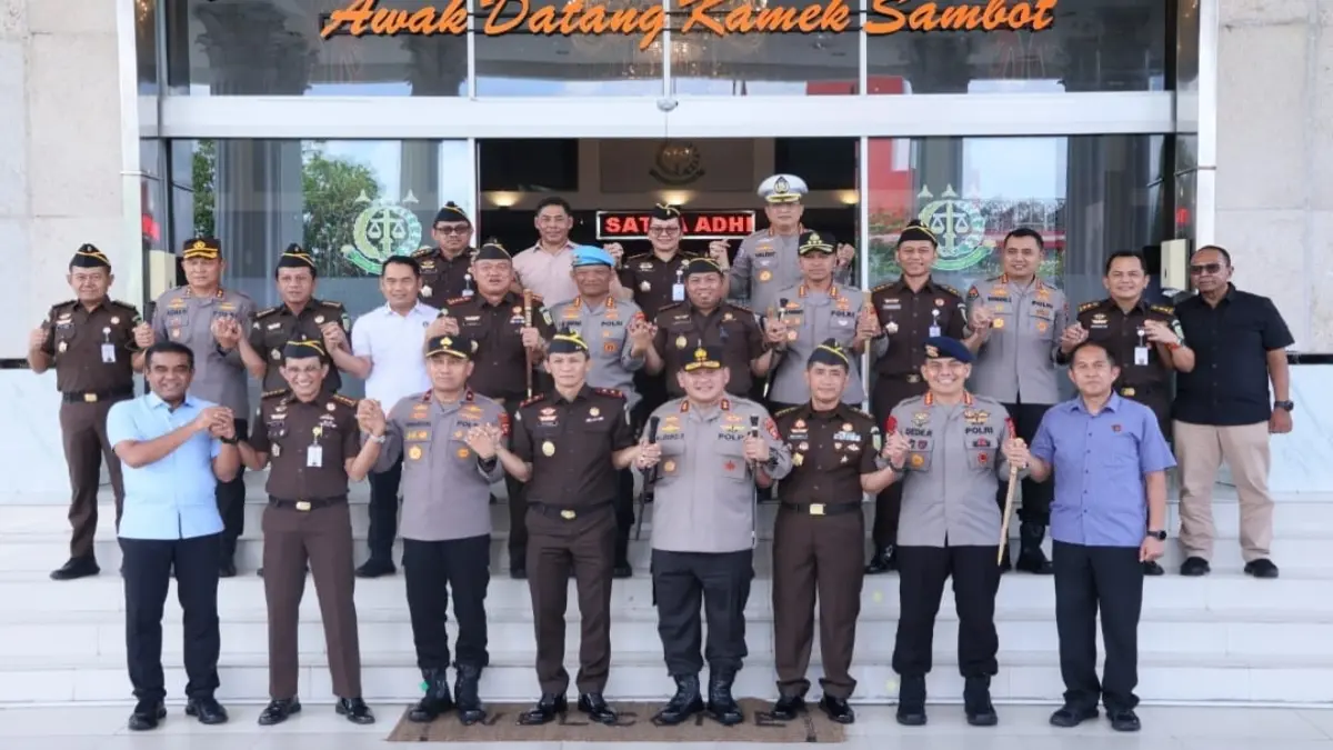 Kapolda Kalimantan Barat, Irjen Pol. Alberd Teddy Benhard Sianipar, melakukan kunjungan silaturahmi ke Kepala Kejaksaan Tinggi Kalimantan Barat, Dr. Emilwan Ridwan di Kantor Kejaksaan Tinggi Kalimantan Barat, Pontianak, pada Selasa (14/7).&nbsp; (ISTIMEWA)