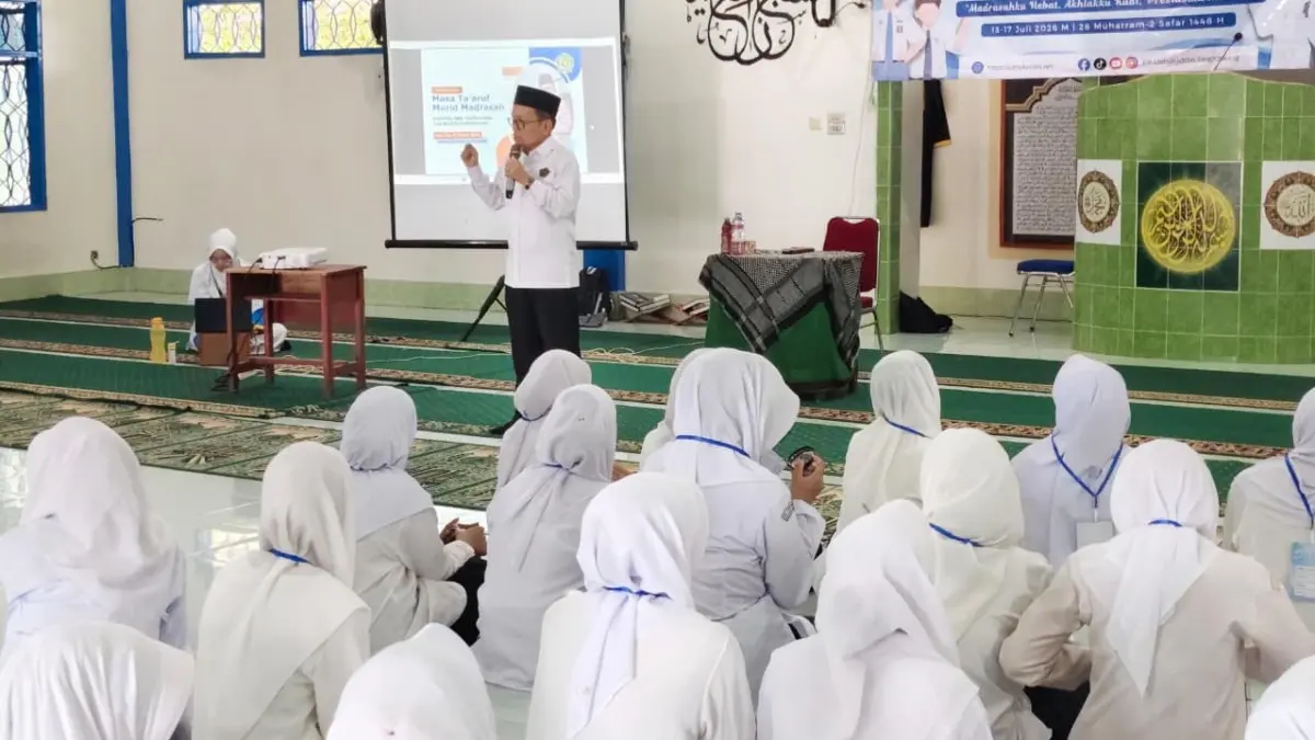 Kepala Kantor Kementerian Agama Kota Singkawang, Muhlis, ketika memberikan materi bertema “Nasionalisme, Radikalisme, dan moderasi Beragama” dalam kegiatan MATAMUDA bagi santri baru kelas X MA Ushuluddin Singkawang.
