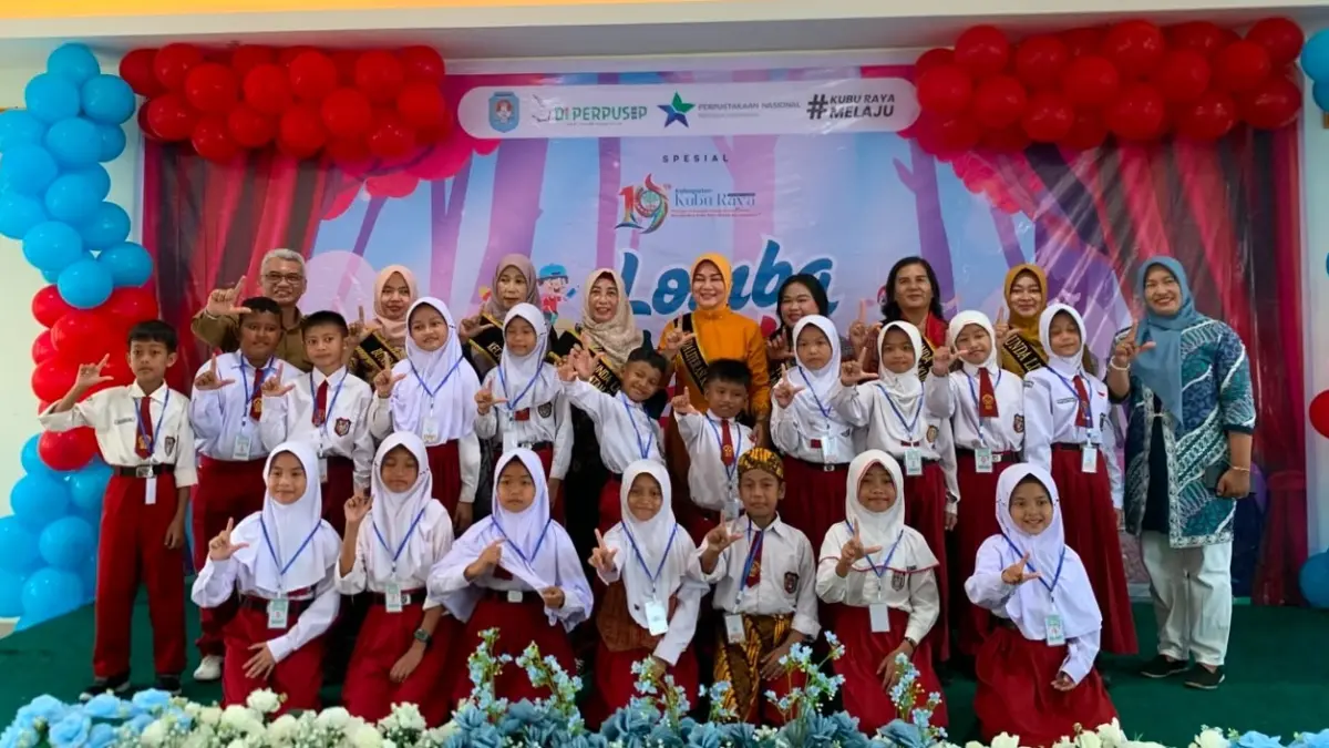 Para peserta Lomba Bertutur Tingkat SD/MI se- Kubu Raya berfoto bersama usai pembukaan kegiatan di Aula Kepong Bakol, Sungai Raya, Selasa (14/7). (ISTIMEWA)