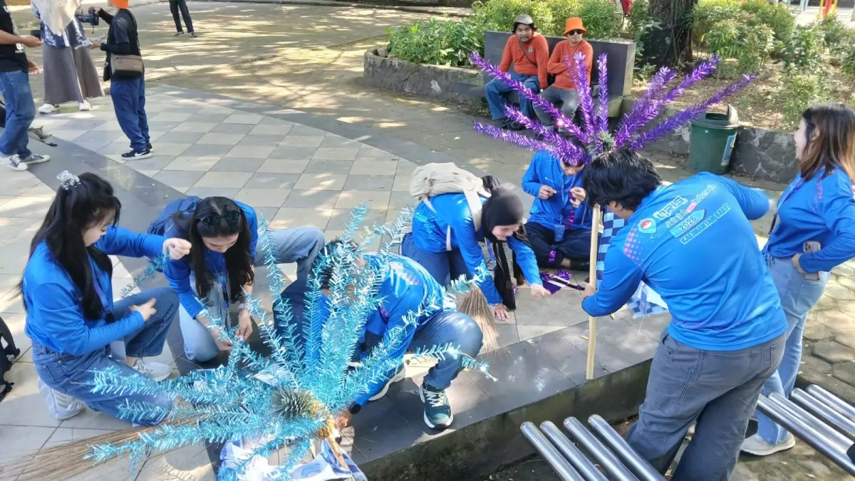 Para peserta sedang menyelesaikan tantangan membuat manggar di ajang QRIS Jelajah Indonesia (QJI) 2026. (NOVANTAR RAMSES NEGARA/PONTIANAK POST)