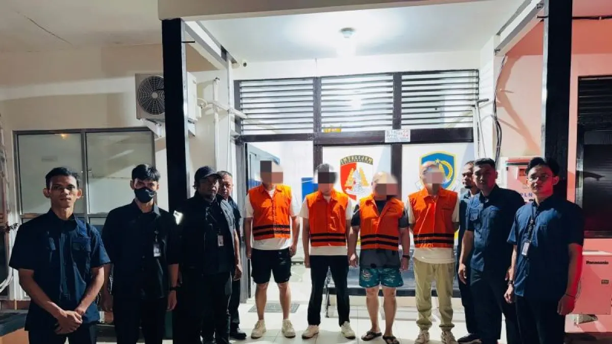 Petugas Kantor Imigrasi Kelas I TPI Singkawang mendeportasi empat warga negara China melalui Bandar Udara Internasional Soekarno-Hatta setelah dikenai tindakan administratif keimigrasian. (Antara)