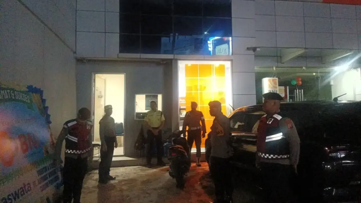 Petugas menyusuri sejumlah lokasi saat patrol malam.