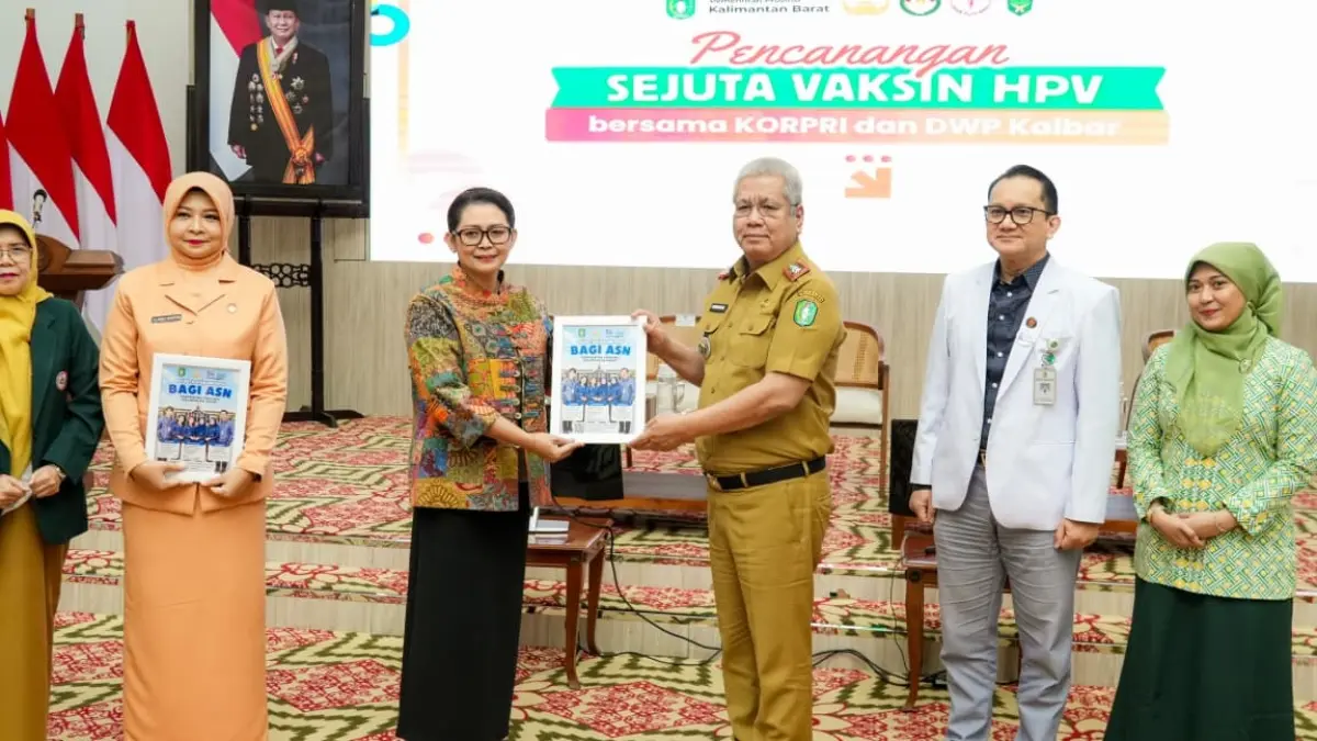 Sekda Kalbar Harisson saat menyerahkan cendera mata usai membuka pencanangan Gerakan Sejuta Vaksin Human Papillomavirus. (Adpim Pemprov Kalbar)