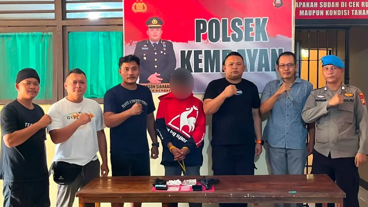 Terduga pelaku berinisial GHN (26) beserta barang bukti diduga sabu seberat bruto 13,13 gram yang diamankan Tim Tindak Polsek Kembayan setelah pengejaran hingga wilayah Kecamatan Beduai. (ISTIMEWA)