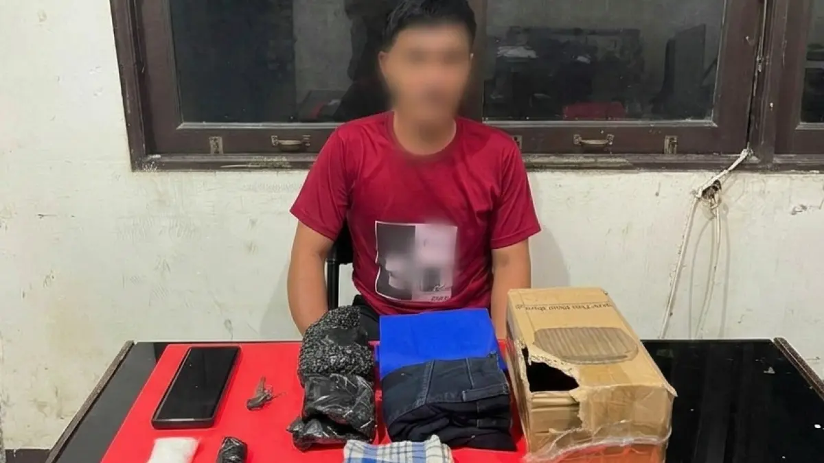 Tersangka YB (23) beserta barang bukti sabu seberat 51,90 gram yang diamankan Satresnarkoba Polres Sekadau. Polisi menduga narkotika tersebut akan dikirim ke Kecamatan Nanga Mahap, Kalimantan Barat.