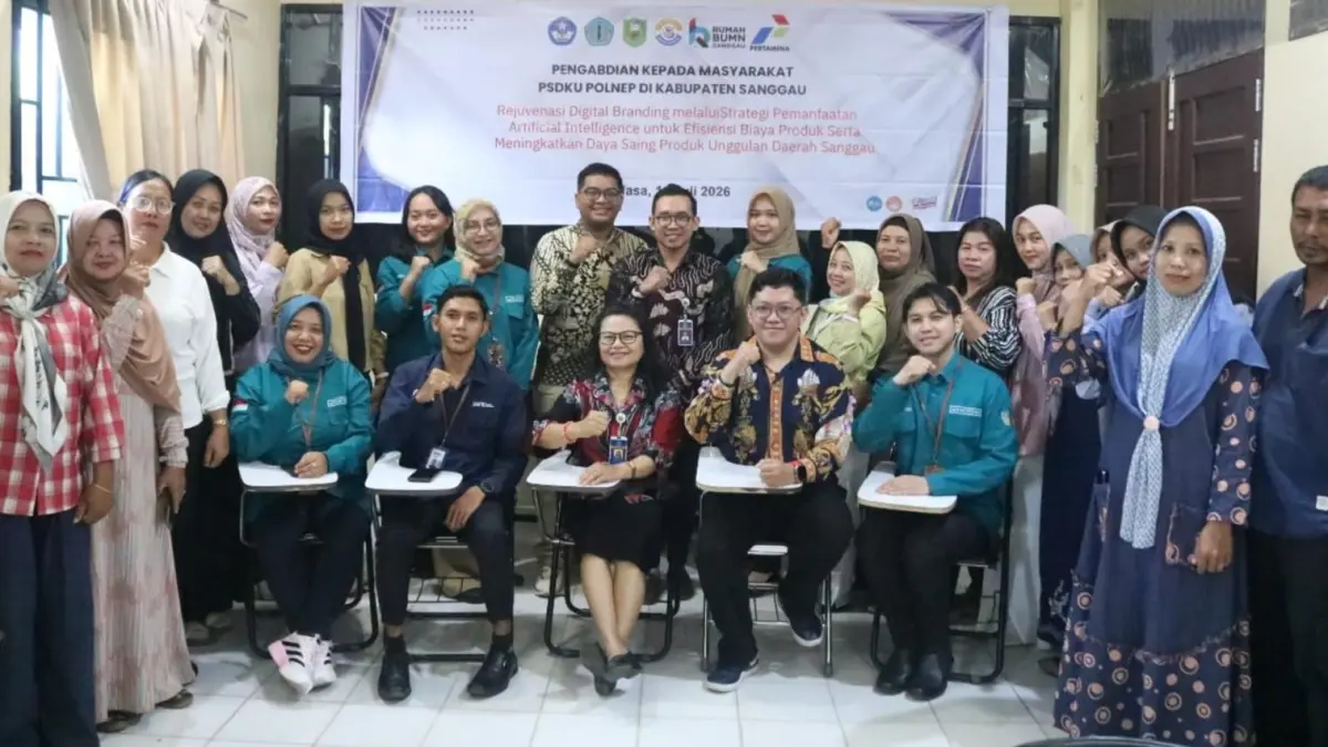 Tim PKM PSDKU Polnep Sanggau foto bersama dengan para pelaku UMKM binaan Rumah BUMN Sanggau, Selasa (14/7).