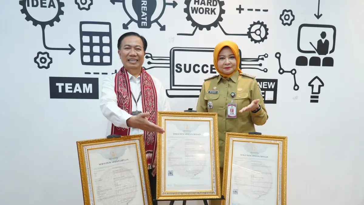 Kepala BPSDM Kalbar, Windy Prihastari memperlihatkan sertifikat HAKI atas sejumlah inovasi kepada Deputi Bidang SDM Aparatur KemenPAN-RB RI, Aba Subagja. Inovasi tersebut menjadi bagian dari upaya penguatan pengembangan kompetensi dan tata kelola pemerintahan di Kalbar. (ISTIMEWA)