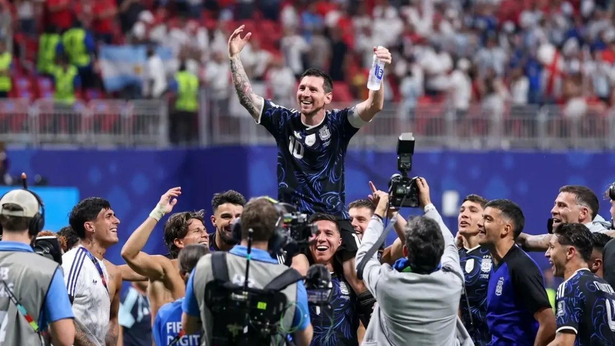 MERAYAKAN FINAL: Lionel Messi merayakan kemenangan Argentina bersama rekan-rekannya usai menaklukkan Inggris 2-1 pada semifinal Piala Dunia 2026 di Atlanta. Dua assist pemain berusia 39 tahun itu membawa Albiceleste melaju ke final dan menjaga asa mempertahankan gelar juara dunia. (FIFA)