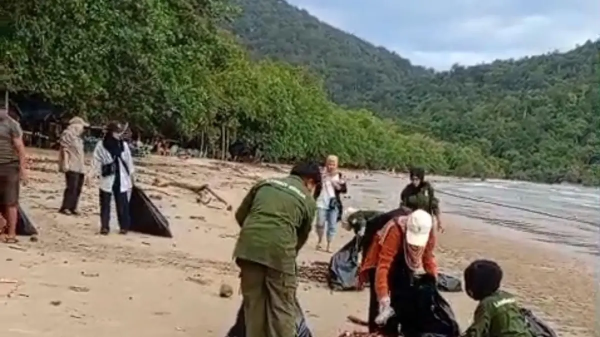 Aksi bersih-bersih di bibir Pantai Pulau Datok, Sabtu,kemarin dilakukan langit senja (ISTEMEWAH).