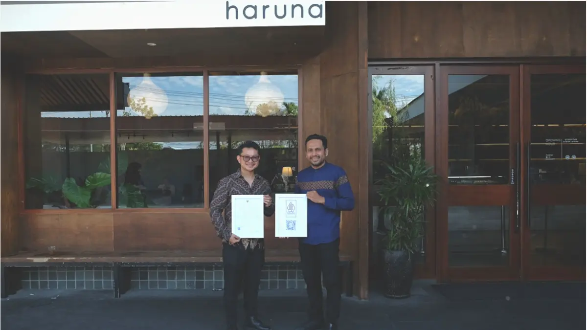 Alvin Rosandy, owner Haruna menerima langsung Sertifikat Halal dari Badan Penyelenggara Jaminan Produk Halal, belum lama ini.