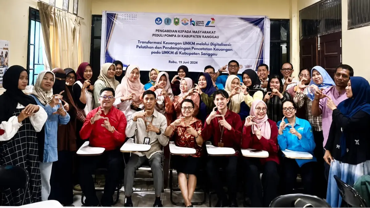 BERSAMA: Tim PKM PSDKU Polnep Sanggau foto bersama dengan para pelaku UMKM binaan Rumah BUMN Sanggau, Selasa (14/7). (IST) 


