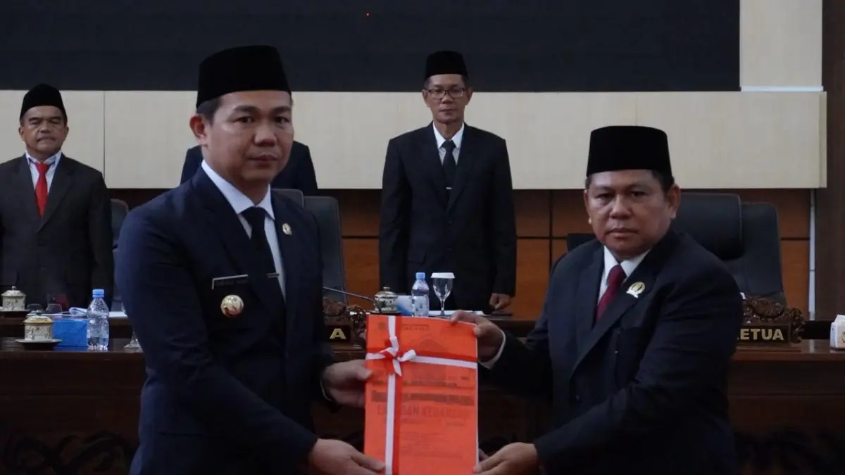 Bupati Kapuas Hulu saat menyampaikan draf Raperda pertanggungjawaban pelaksanaan APBD 2025 kepada Ketua DPRD Kapuas Hulu. (ISTIMEWA)