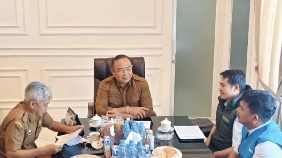 Bupati Ketapang percepat elektrifikasi desa dan dusun. Target 2028 seluruh wilayah berlistrik, termasuk bantuan pasang baru listrik (ISTIMEWAH).