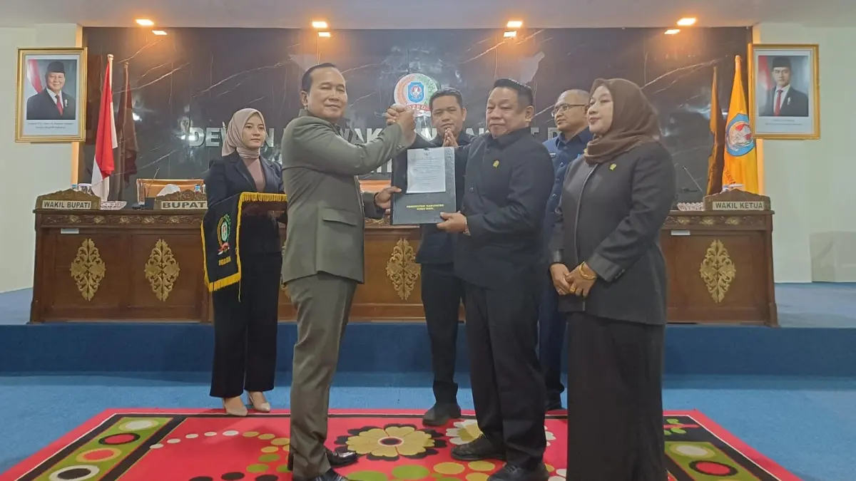  Bupati Kubu Raya, Sujiwo menyampaikan jawaban pemerintah daerah atas pandangan umum fraksi-fraksi DPRD terhadap empat raperda strategis pada rapat paripurna di DPRD Kubu Raya, Rabu (15/7).