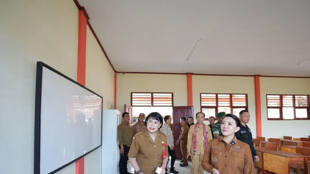Bupati Landak Karolin Margret Natasa melihat hasil pembangunan gedung SMP Negeri 3 Sompak, Kabupaten Landak beberapa waktu lalu. (HUMAS PEMKAB LANDAK)