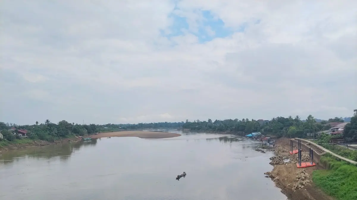 FOTO : TAUFIK / PONTIANAK POST
KERING : Musim kemarau melanda Kapuas Hulu, Sungai Kapuas di Bumi Uncak Kapuas Hulu sudah mulai kering. 
