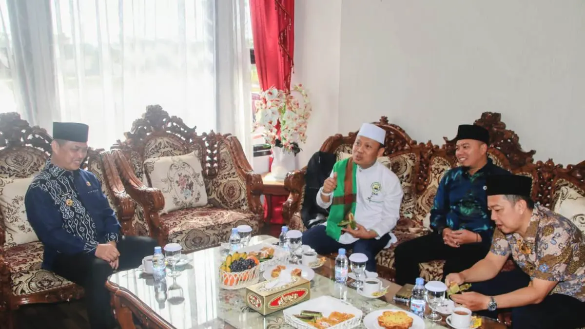 Gubernur Kalimantan Barat Ria Norsan menyambut kedatangan Ustaz Das’ad Latif di VIP Pemda Bandara Supadio, Kubu Raya beberapa waktu lalu. (DOK PONTIANAK POST) 
