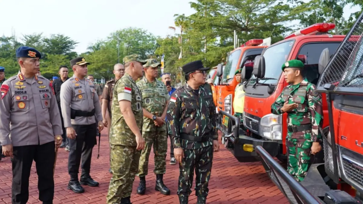 Pangdam XII/Tanjungpura, Novi Rubadi Sugito bersama Bupati Kubu Raya, Sujiwo mengecek kesiapan personel dan peralatan dalam Apel Siaga Karhutla pada Kamis (16/7). Kolaborasi pemerintah, TNI-Polri, dunia usaha, dan relawan diharapkan mampu mencegah kebakaran sejak dini. (ISTIMEWA)
