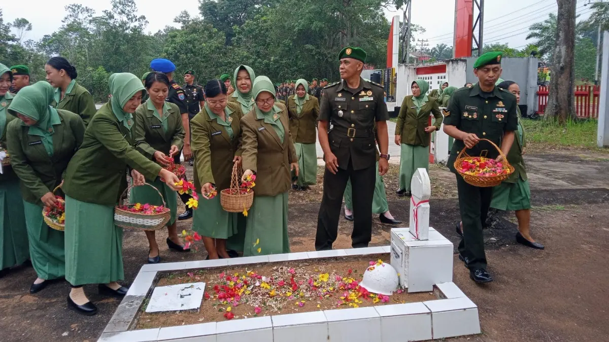 Kasdim 1204/Sanggau Mayor Arm Duloh memimpin upacara ziarah rombongan di Taman Makam Pahlawan (TMP) Patriot Bangsa, Sanggau, Kamis (16/7), dalam rangka memperingati HUT ke-68 Kodam XII/Tanjungpura. (ISTIMEWA)