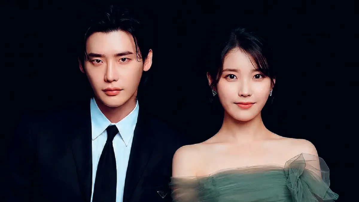 Lee Jong-suk dan IU ketika masih menjalin hubungan kasih. Setelah pisah, IU tengah mempersiapkan album dan konser, sementara Lee Jong-suk akan syuting drama. (EDAM ENTERTAINMENT|ESQUIRE/DOK JAWAPOS)
