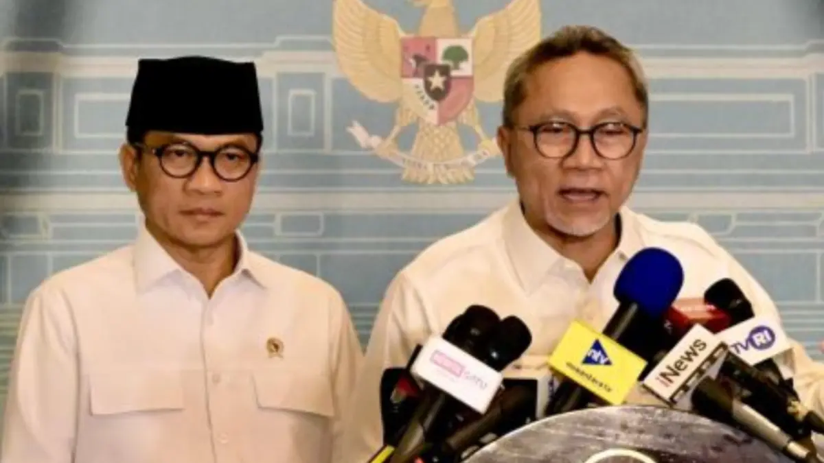 Menteri Koordinator (Menko) Bidang Pangan Zulkifli Hasan (kanan) dan Menteri Desa dan Pembangunan Daerah Tertinggal (Mendes PDT) Yandri Susanto memberikan keterangan pers setelah rapat terbatas di Istana Kepresidenan RI, Jakarta, Rabu (15/7/). (ANTARA/HO-BPMI Sekretariat Presiden).