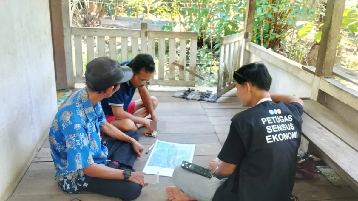Petugas Sensus Ekonomi BPS Kapuas Hulu saat melakukan pendataan ke masyarakat. (ISTIMEWA)