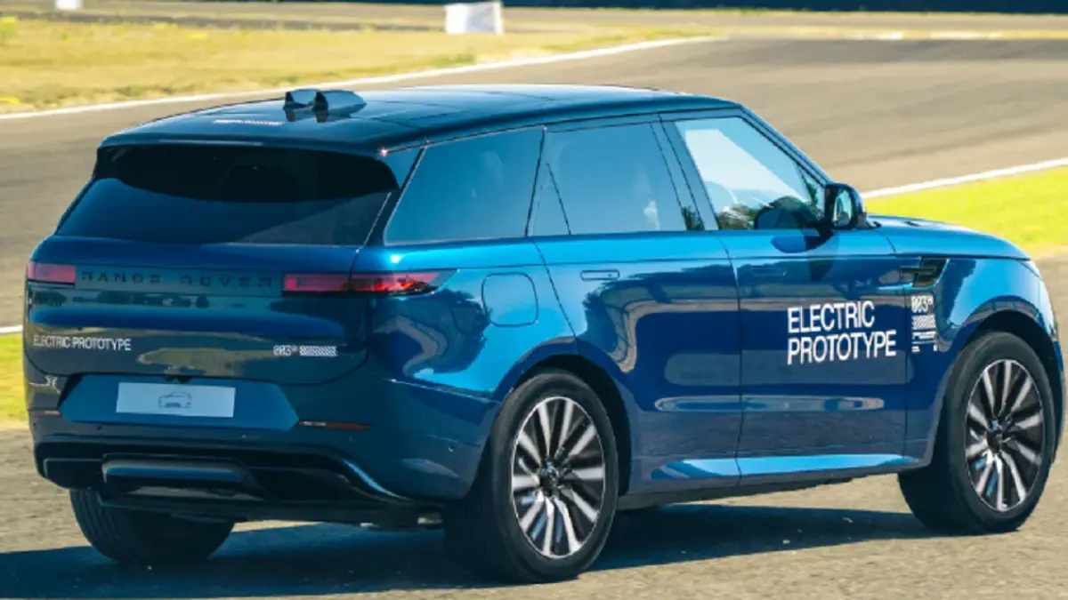 Range Rover Sport Electric menjalani uji coba perdana dengan desain yang hampir identik dengan versi bermesin pembakaran. (AUTOEXPRESS)
