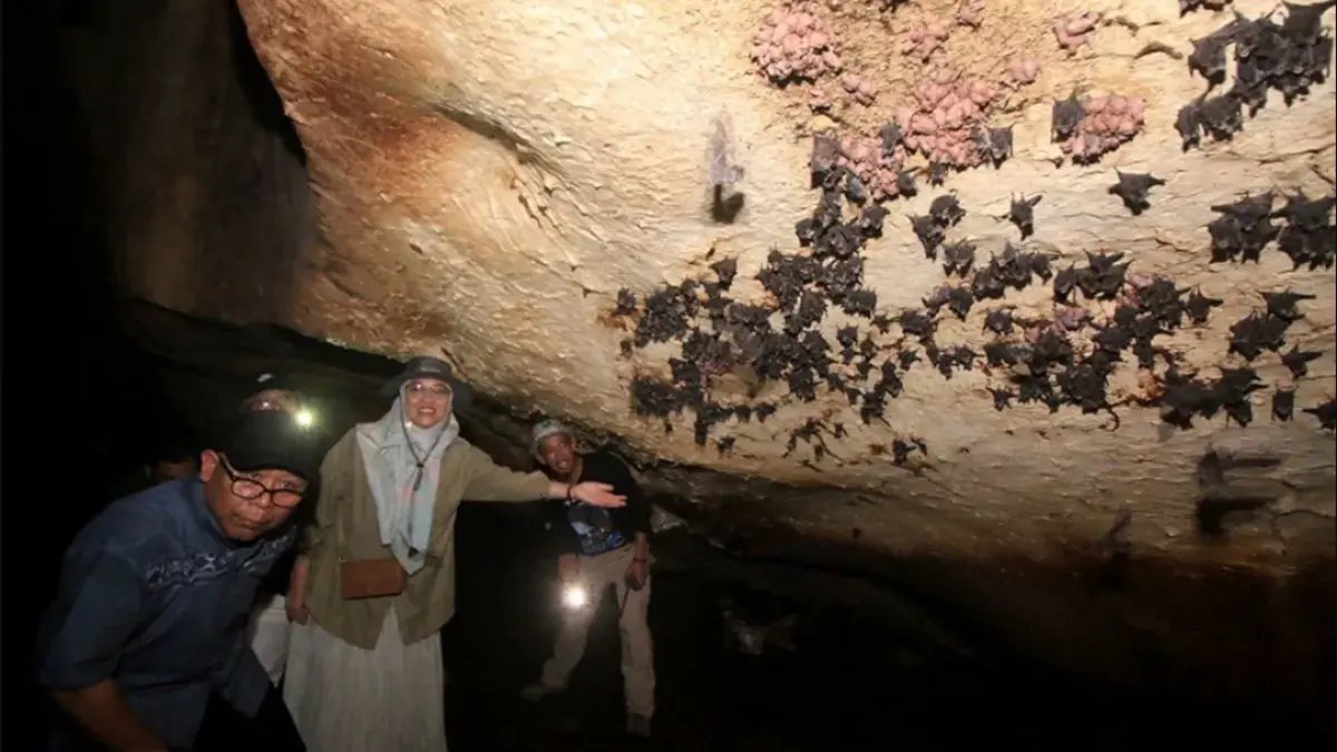 Situs Prasejarah Gua Liang Bangkai di Geopark Meratus, Kabupaten Tanah Bumbu, Kalimantan Selatan, menyimpan jejak kehidupan manusia masa lalu ribuan tahun. Jajaran Pemprov Kalsel saat mengunjungi kawasan tersebut. (ANTARA/HO-Pemprov Kalsel)